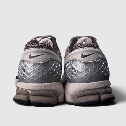 Nike Zoom Vomero 5, buty sportowe męskie w bardzo dobrym stanie rozmiar 43, widok z tyłu