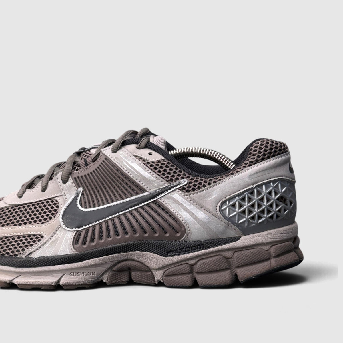 Nike Zoom Vomero 5, buty sportowe męskie w bardzo dobrym stanie rozmiar 43, boczny profil, lewa strona