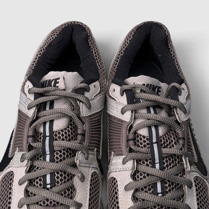 Nike Zoom Vomero 5, buty sportowe męskie w bardzo dobrym stanie rozmiar 43, język buta