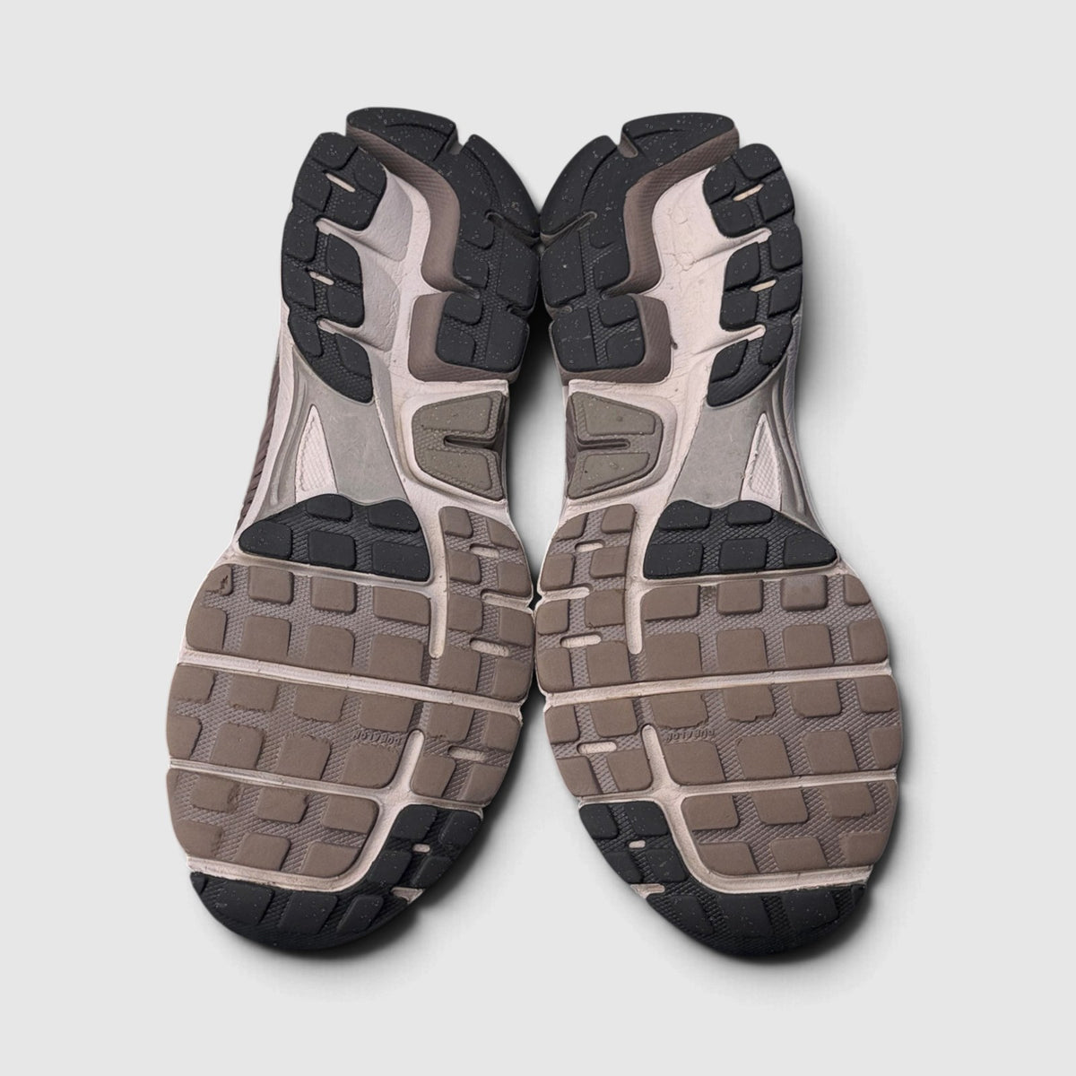 Nike Zoom Vomero 5, buty sportowe męskie w bardzo dobrym stanie rozmiar 43, podeszwa