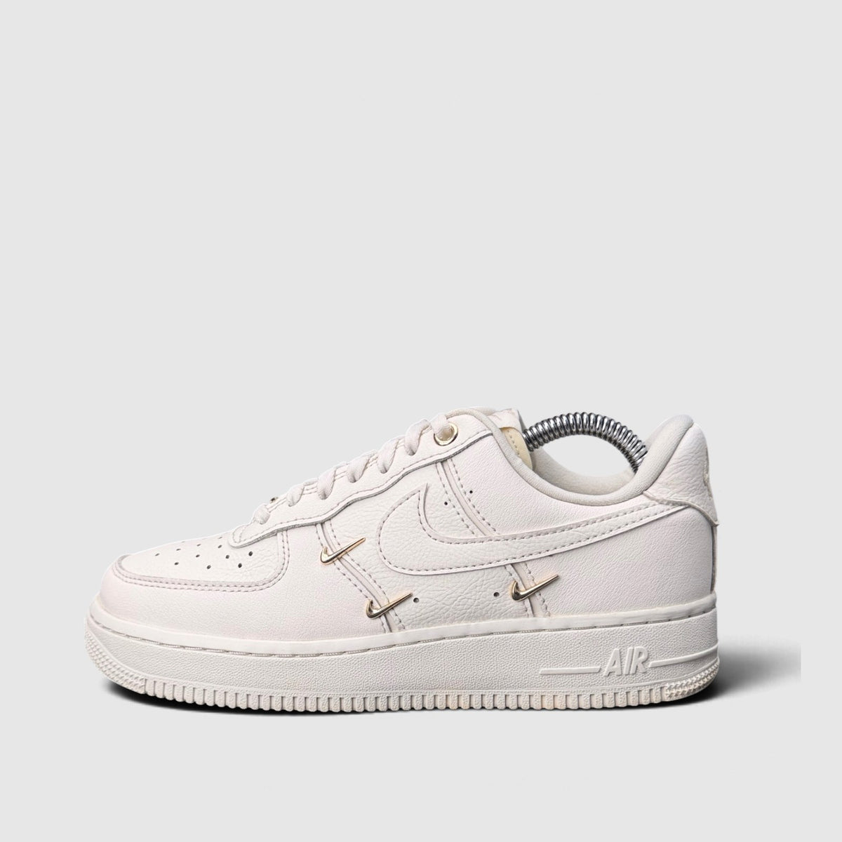 Nike Air Force 1 Low Mini Gold Swooshes, buty sportowe damskie w bardzo dobrym stanie rozmiar 36.5, boczny profil, lewa strona