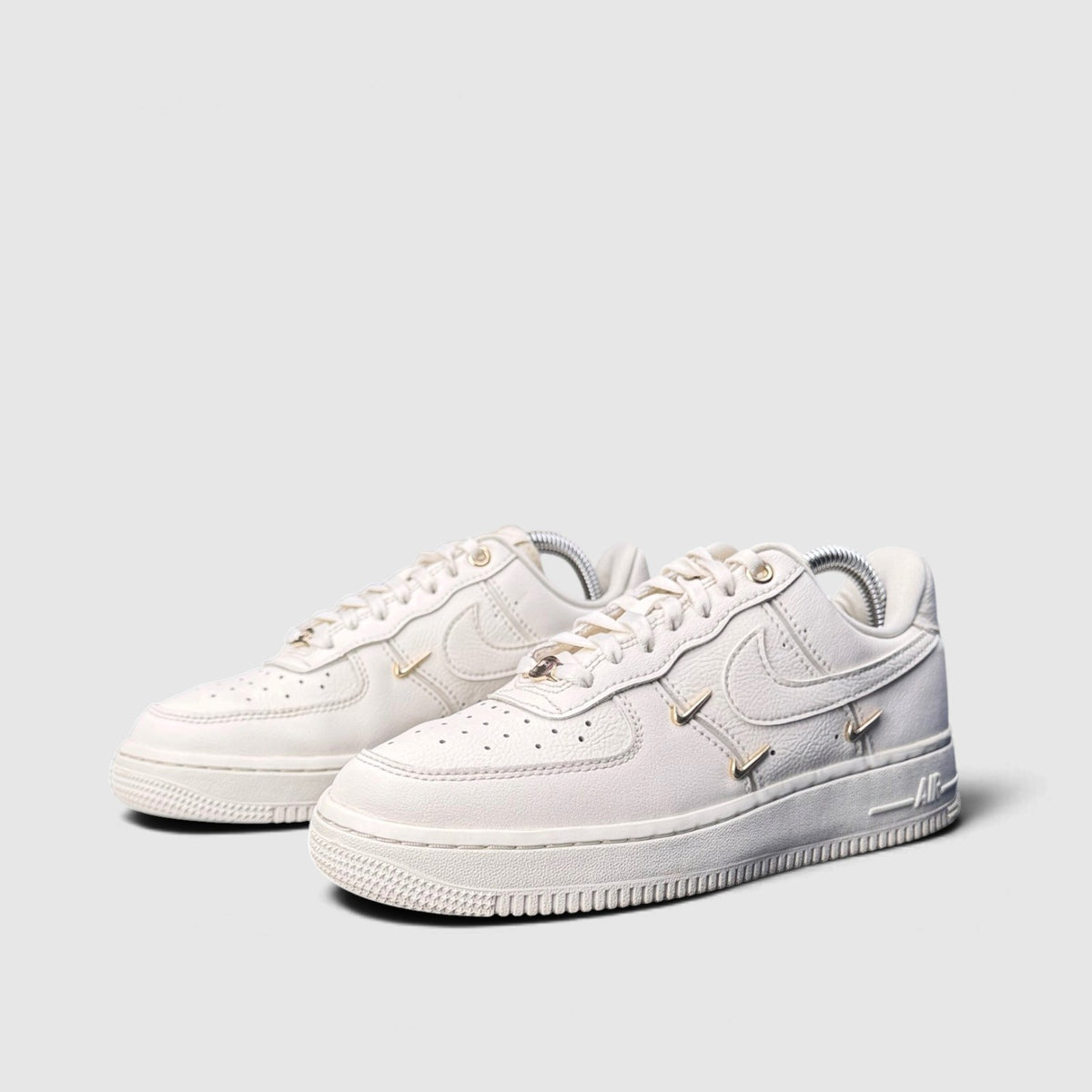 Nike Air Force 1 Low Mini Gold Swooshes, buty sportowe damskie w bardzo dobrym stanie rozmiar 36.5, para butów