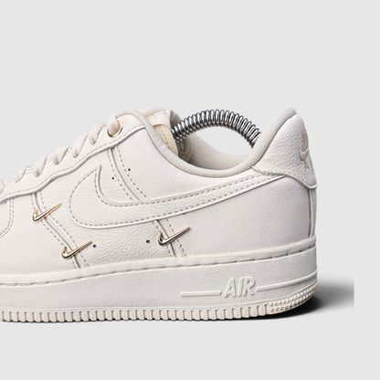 Nike Air Force 1 Low Mini Gold Swooshes, buty sportowe damskie w bardzo dobrym stanie rozmiar 36.5, boczny profil, lewa strona