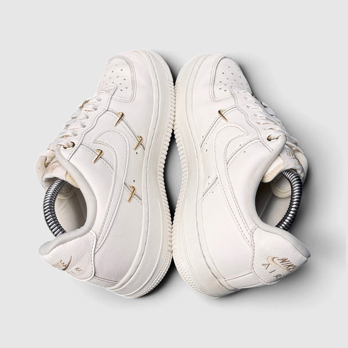 Nike Air Force 1 Low Mini Gold Swooshes, buty sportowe damskie w bardzo dobrym stanie rozmiar 36.5, para butów