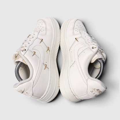 Nike Air Force 1 Low Mini Gold Swooshes, buty sportowe damskie w bardzo dobrym stanie rozmiar 36.5, para butów