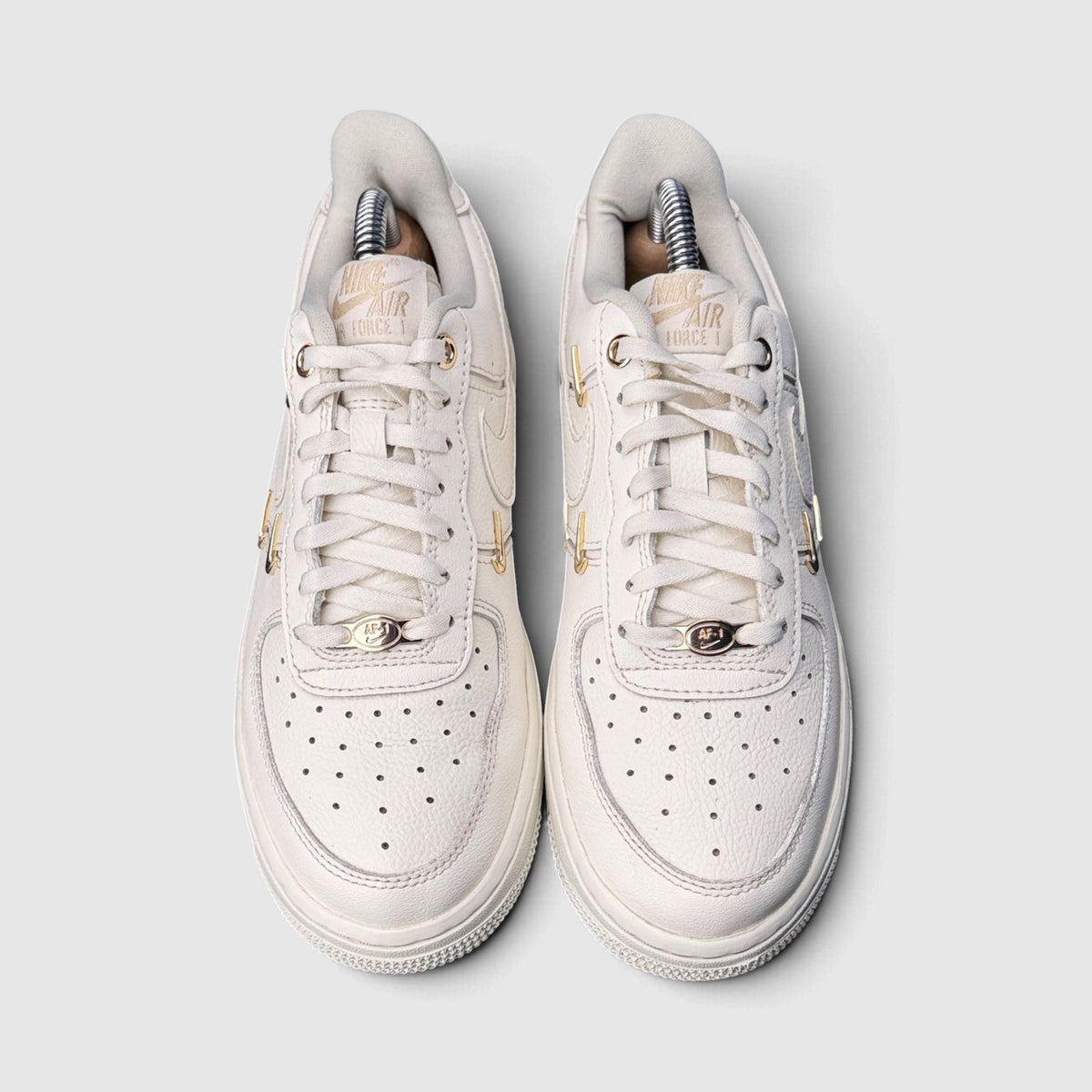 Nike Air Force 1 Low Mini Gold Swooshes, buty sportowe damskie w bardzo dobrym stanie rozmiar 36.5, widok z góry