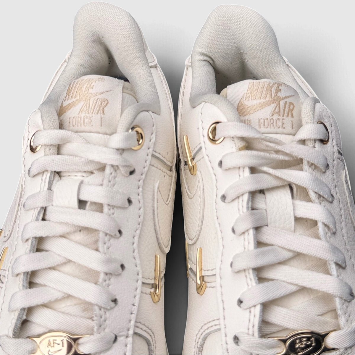 Nike Air Force 1 Low Mini Gold Swooshes, buty sportowe damskie w bardzo dobrym stanie rozmiar 36.5, detal
