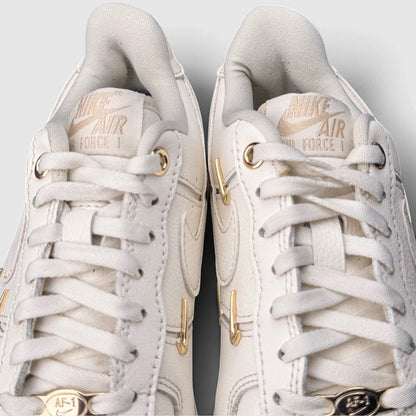 Nike Air Force 1 Low Mini Gold Swooshes, buty sportowe damskie w bardzo dobrym stanie rozmiar 36.5, detal
