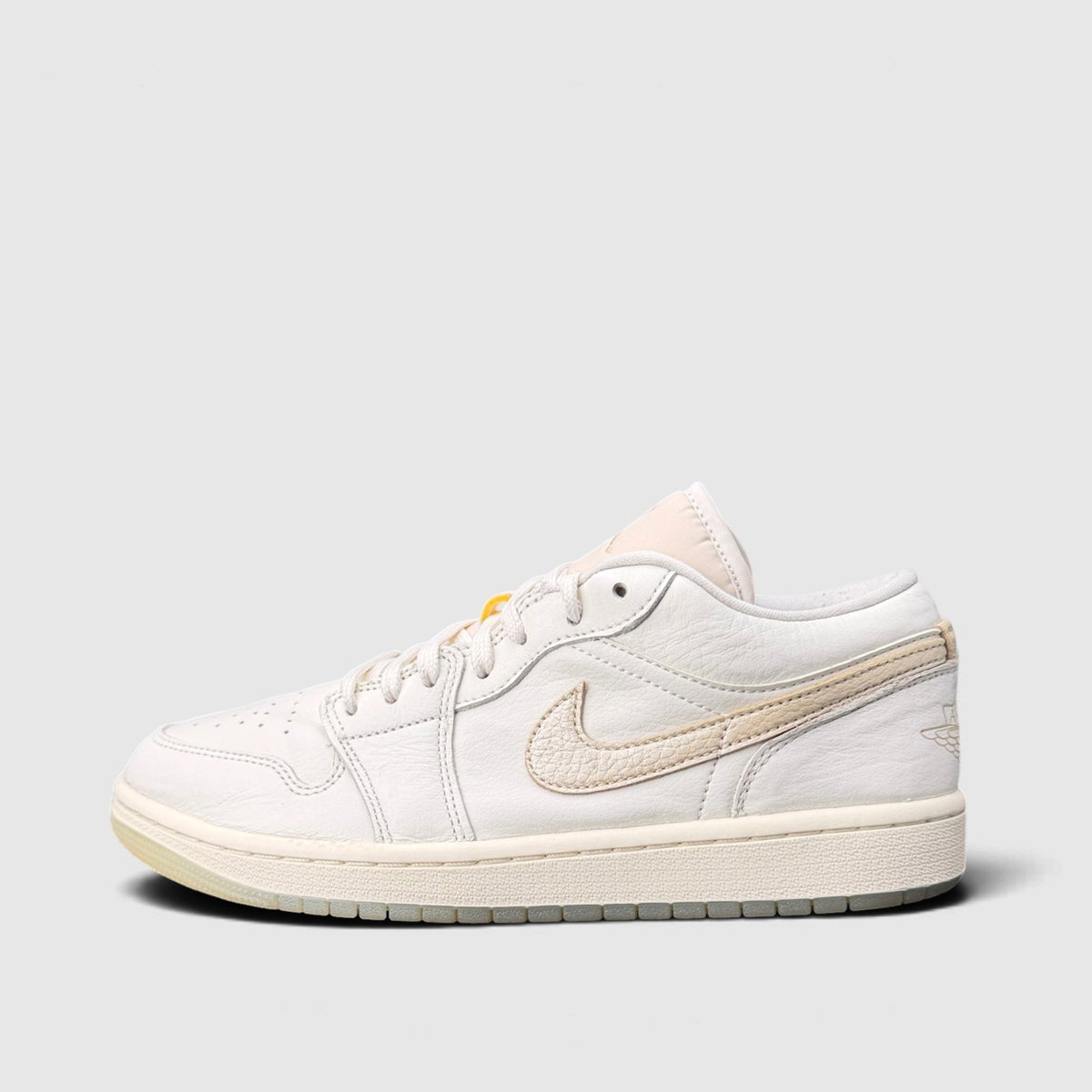Nike Air Jordan 1 Low Metallic Team Gold, buty sportowe damskie w bardzo dobrym stanie rozmiar 40.5, boczny profil, lewa strona