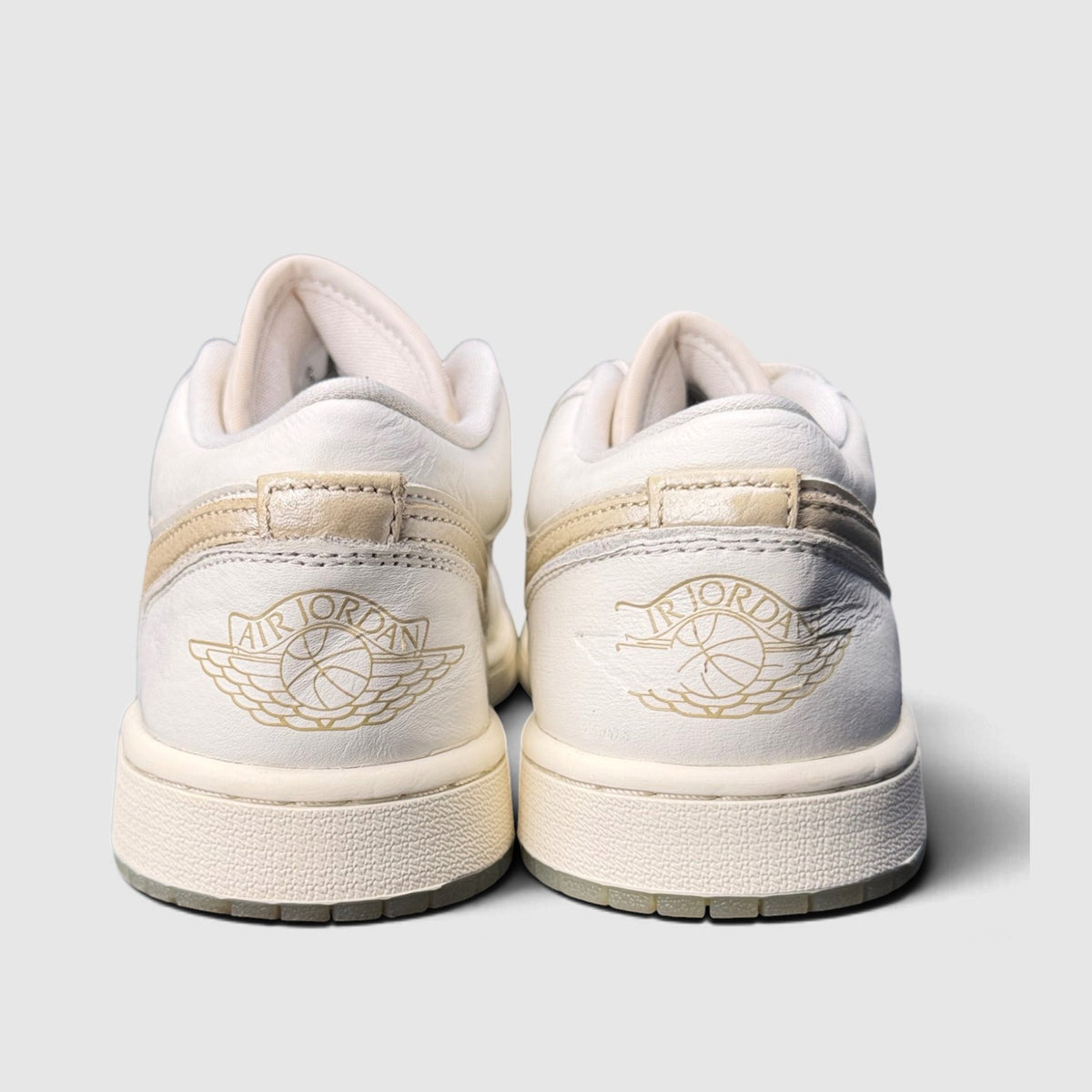 Nike Air Jordan 1 Low Metallic Team Gold, buty sportowe damskie w bardzo dobrym stanie rozmiar 40.5, widok z tyłu