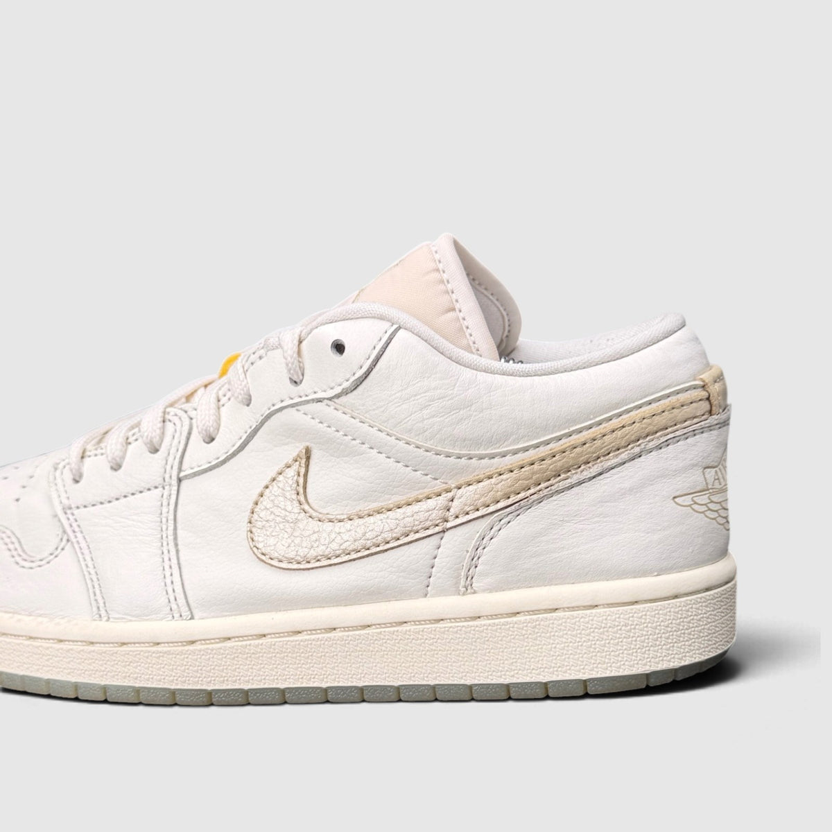 Nike Air Jordan 1 Low Metallic Team Gold, buty sportowe damskie w bardzo dobrym stanie rozmiar 40.5, boczny profil, lewa strona