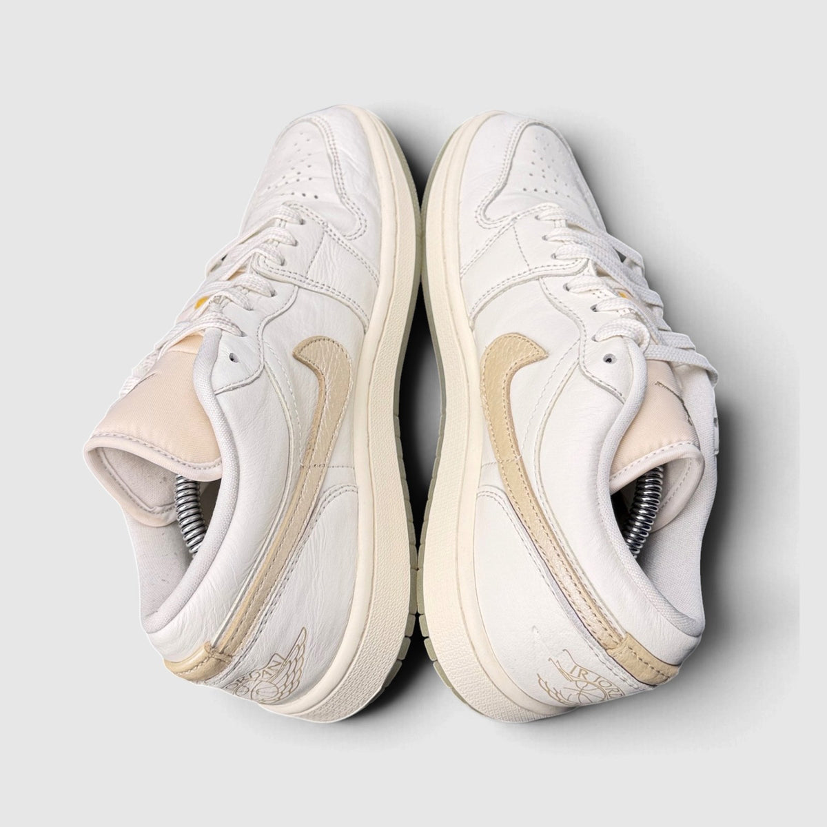 Nike Air Jordan 1 Low Metallic Team Gold, buty sportowe damskie w bardzo dobrym stanie rozmiar 40.5, para butów
