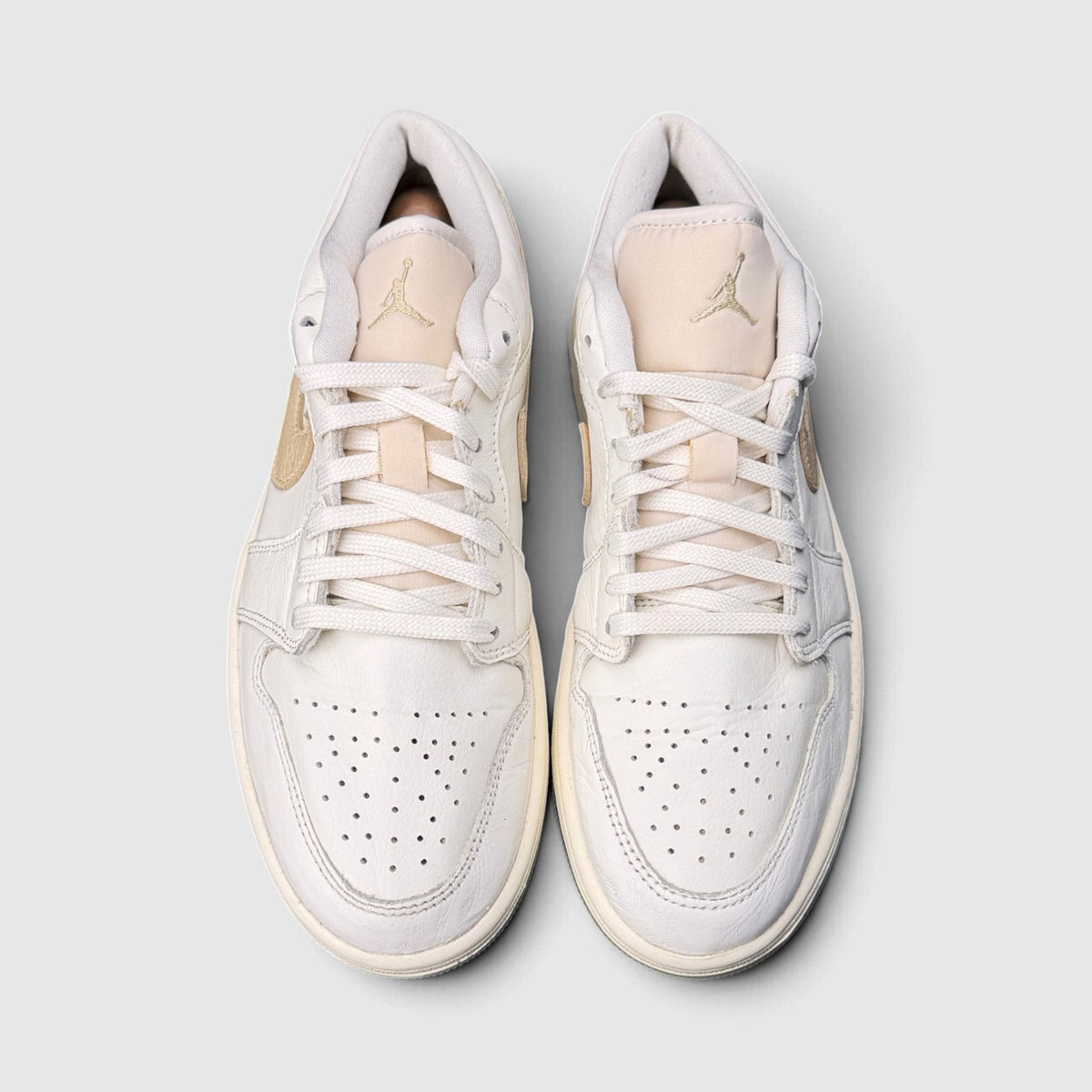 Nike Air Jordan 1 Low Metallic Team Gold, buty sportowe damskie w bardzo dobrym stanie rozmiar 40.5, widok z góry