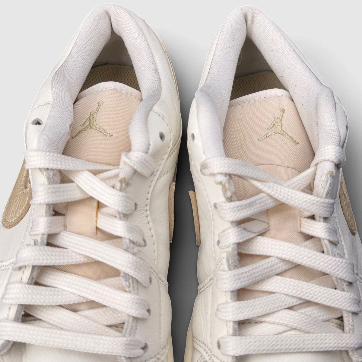 Nike Air Jordan 1 Low Metallic Team Gold, buty sportowe damskie w bardzo dobrym stanie rozmiar 40.5, widok z góry