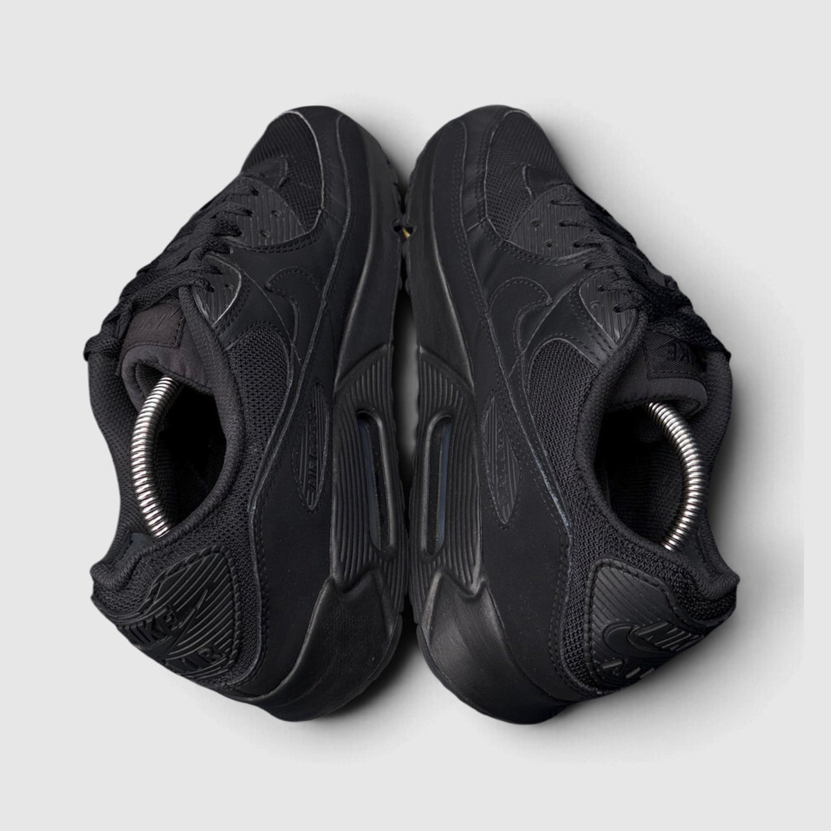 Nike Air Max 90 Triple Black, buty sportowe męskie w bardzo dobrym stanie rozmiar 42.5, widok z tyłu