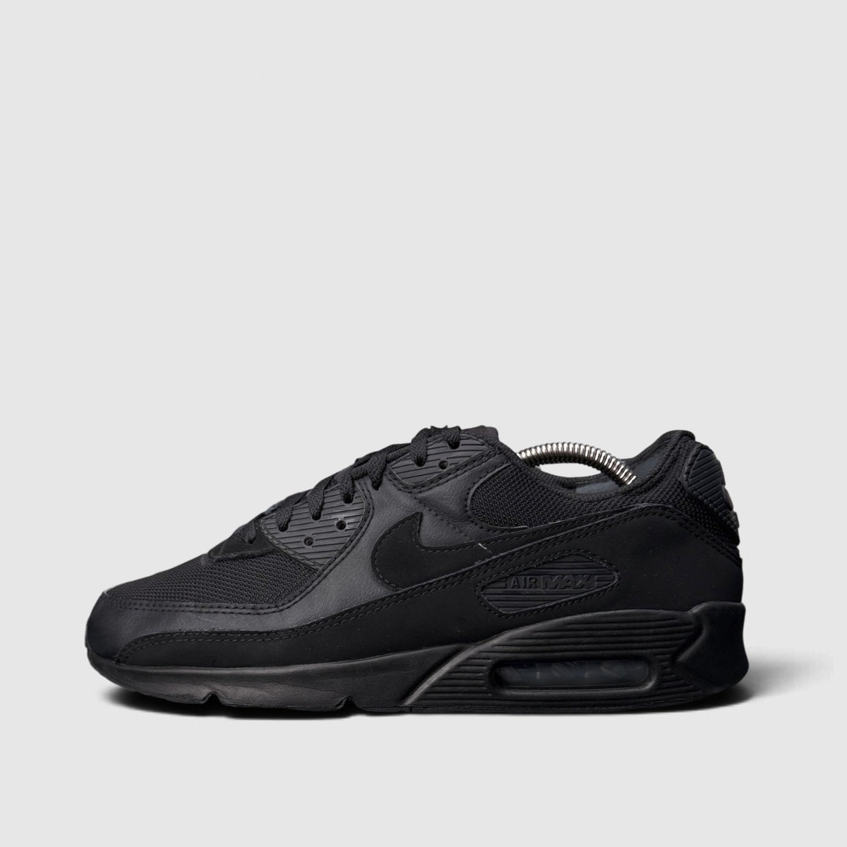 Nike Air Max 90 Triple Black, buty sportowe męskie w bardzo dobrym stanie rozmiar 42.5, boczny profil, lewa strona