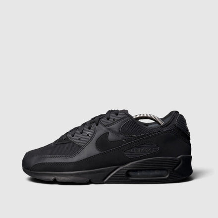Nike Air Max 90 Triple Black, buty sportowe męskie w bardzo dobrym stanie rozmiar 42.5, boczny profil, lewa strona