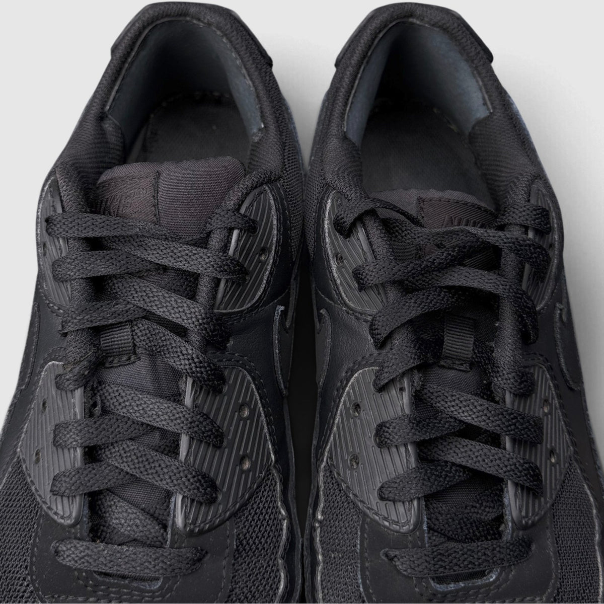 Nike Air Max 90 Triple Black, buty sportowe męskie w bardzo dobrym stanie rozmiar 42.5, widok z góry
