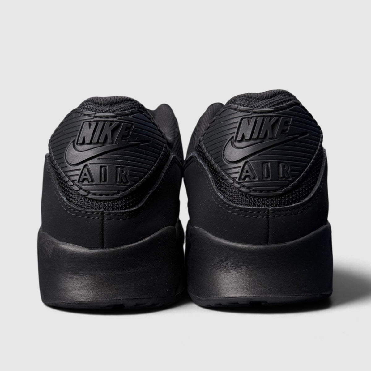 Nike Air Max 90 Triple Black, buty sportowe męskie w bardzo dobrym stanie rozmiar 42.5, widok z góry na zewnętrzną stronę butów