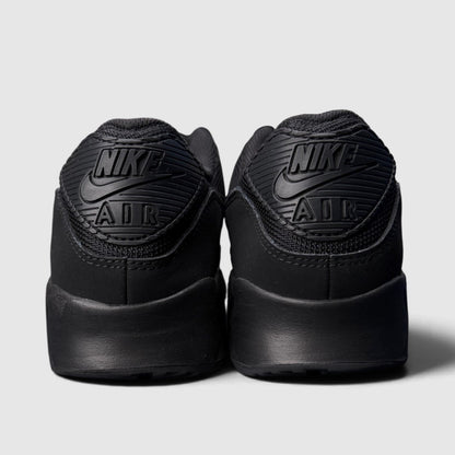 Nike Air Max 90 Triple Black, buty sportowe męskie w bardzo dobrym stanie rozmiar 42.5, widok z góry na zewnętrzną stronę butów