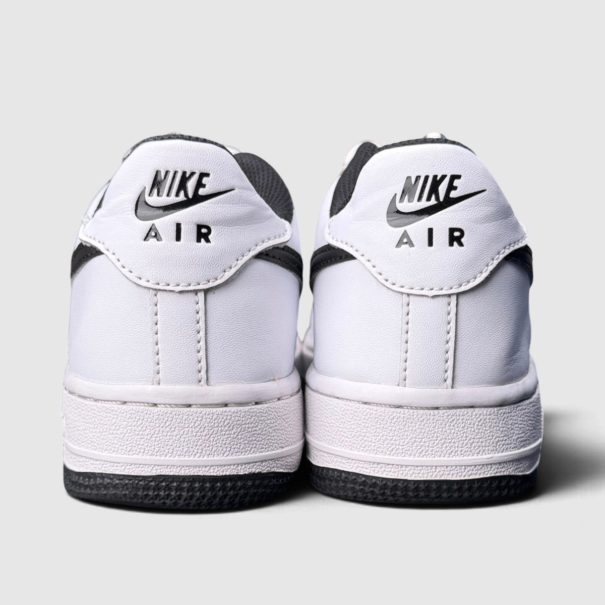 Nike Air Force 1 LV8 3, buty sportowe damskie w bardzo dobrym stanie rozmiar 36.5, widok z tyłu