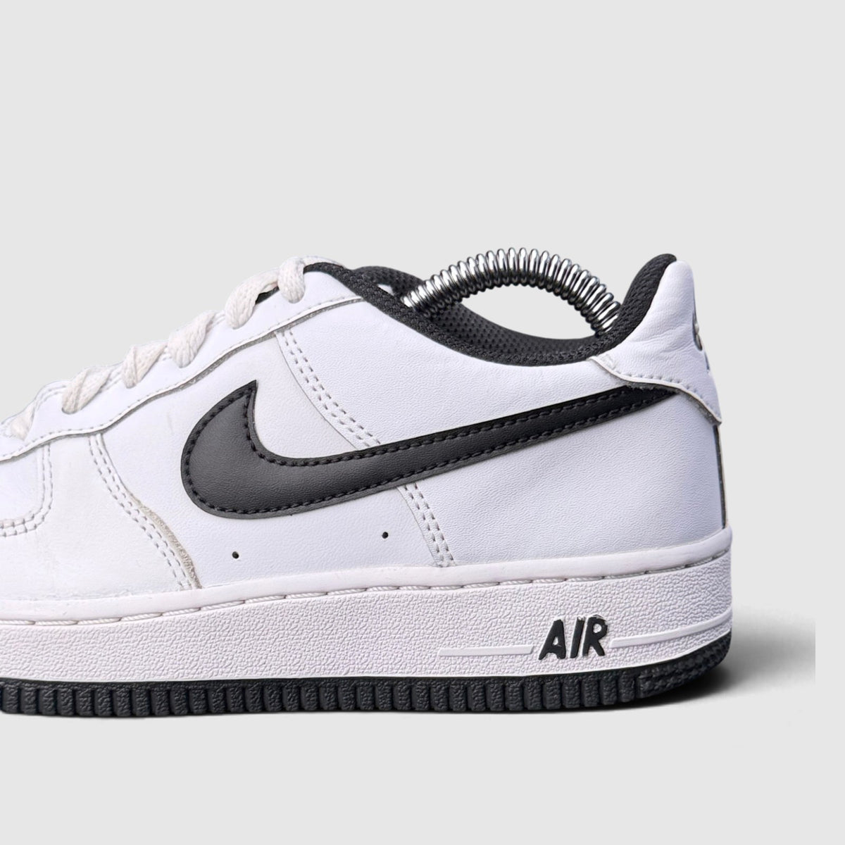 Nike Air Force 1 LV8 3, buty sportowe damskie w bardzo dobrym stanie rozmiar 36.5, detal