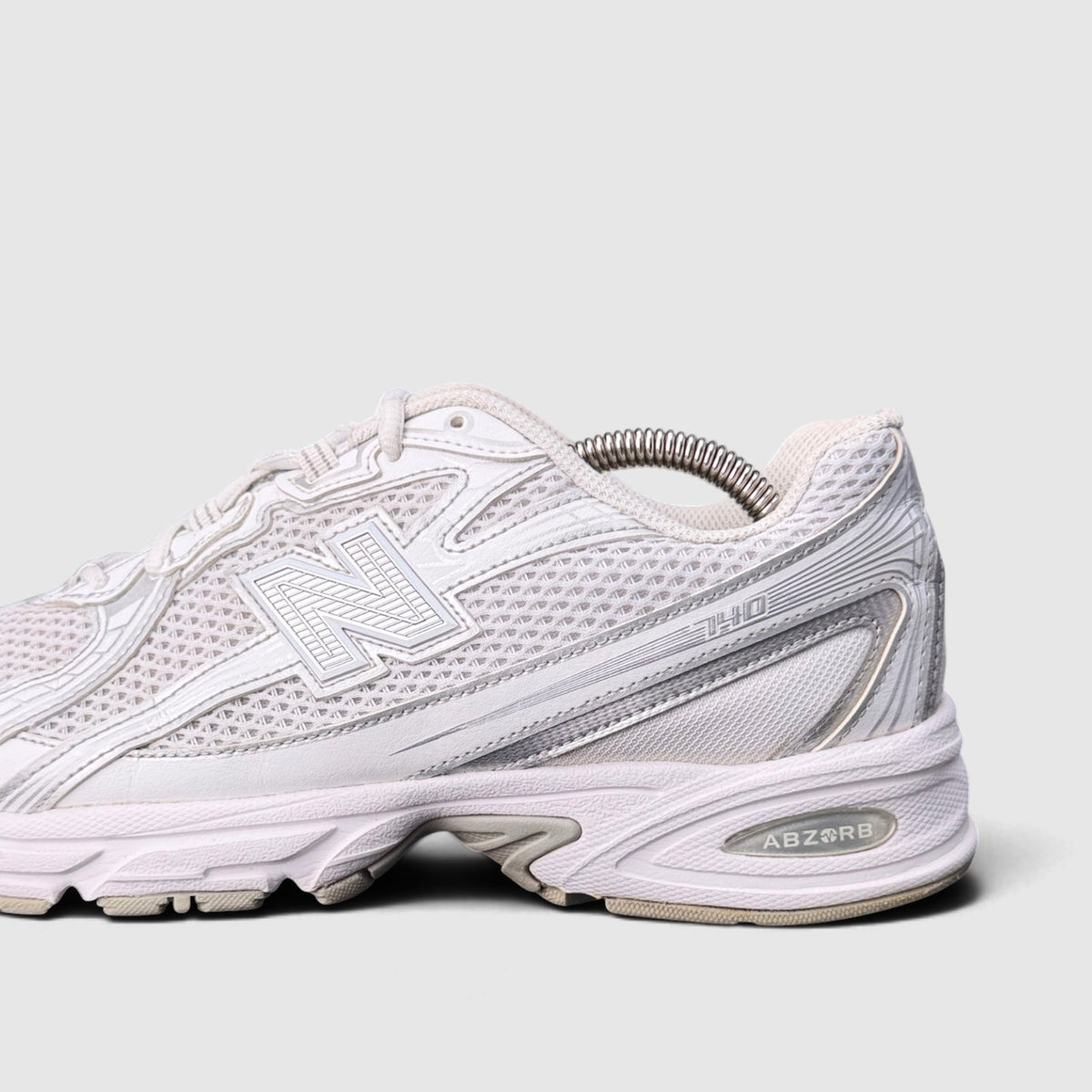 New Balance 740 White/Silver Metallic, buty sportowe męskie w bardzo dobrym stanie rozmiar 41.5, boczny profil, lewa strona