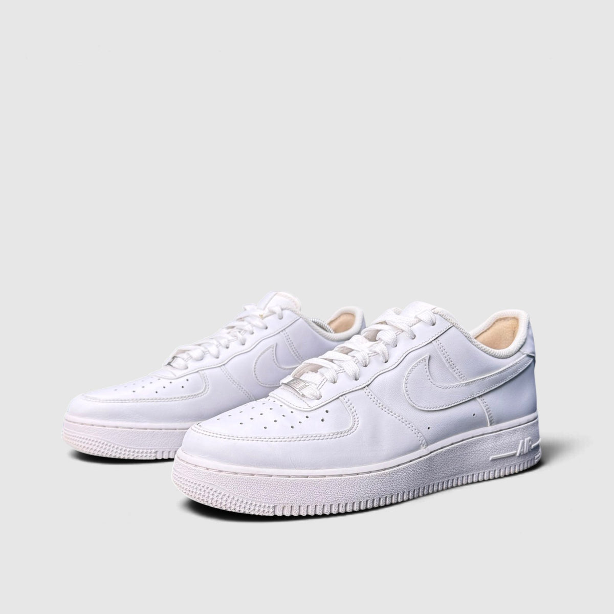 Nike Air Force 1 Low Triple White, buty sportowe męskie w bardzo dobrym stanie rozmiar 44, para butów