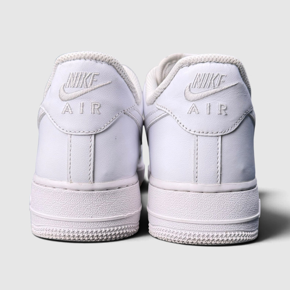 Nike Air Force 1 Low Triple White, buty sportowe męskie w bardzo dobrym stanie rozmiar 44, widok z tyłu