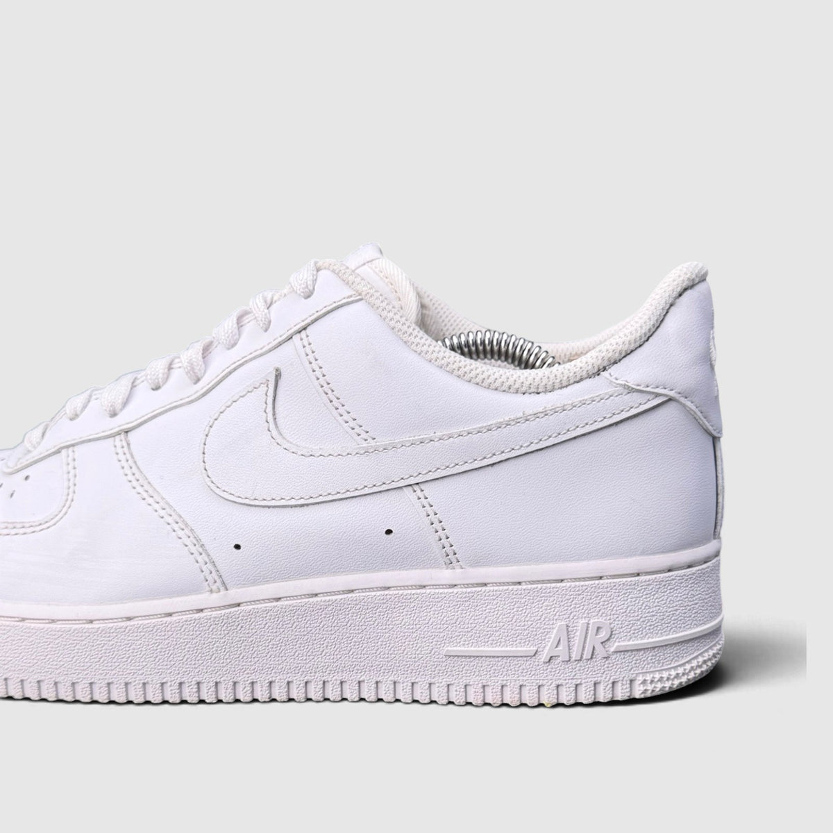 Nike Air Force 1 Low Triple White, buty sportowe męskie w bardzo dobrym stanie rozmiar 44, boczny profil, lewa strona