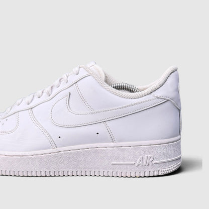 Nike Air Force 1 Low Triple White, buty sportowe męskie w bardzo dobrym stanie rozmiar 44, boczny profil, lewa strona