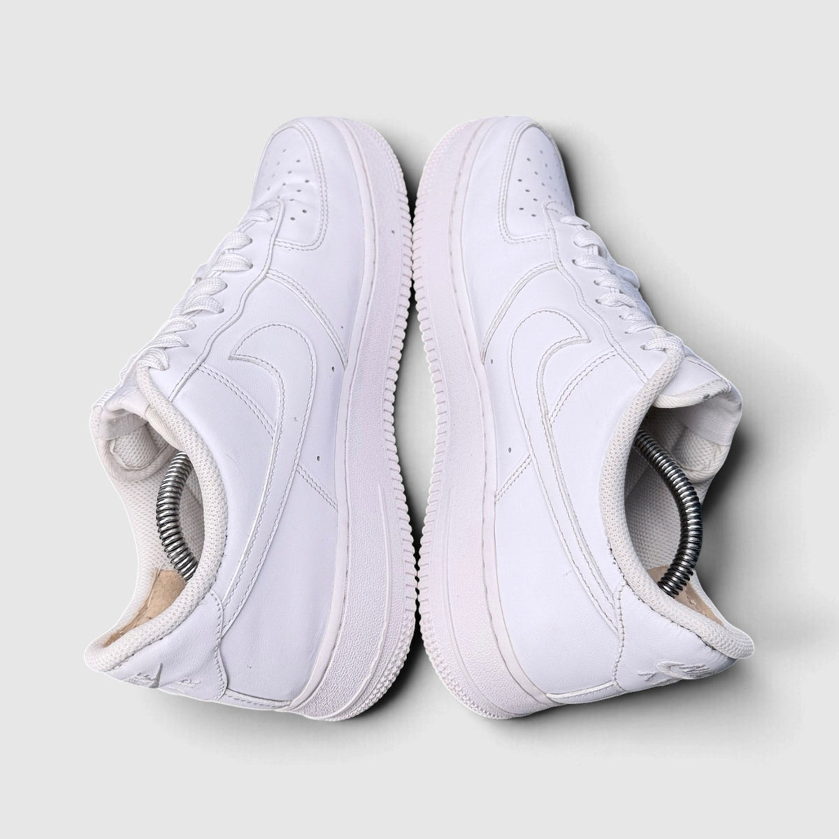 Nike Air Force 1 Low Triple White, buty sportowe męskie w bardzo dobrym stanie rozmiar 44, para butów