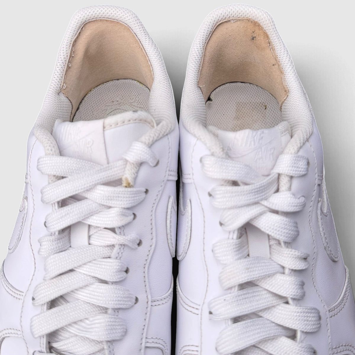 Nike Air Force 1 Low Triple White, buty sportowe męskie w bardzo dobrym stanie rozmiar 44, wkładka