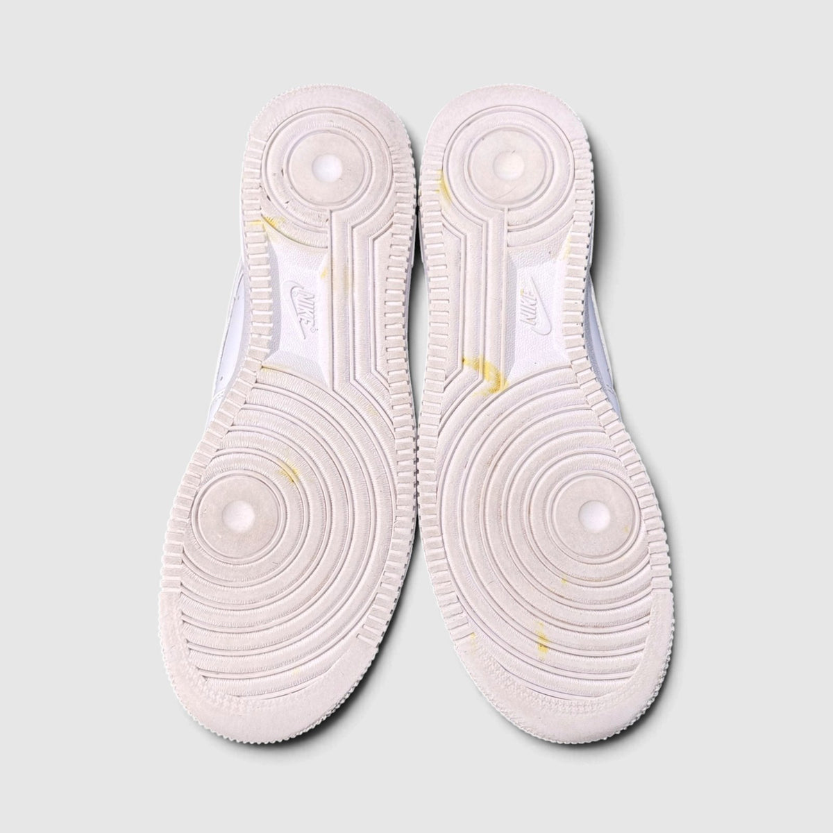 Nike Air Force 1 Low Triple White, buty sportowe męskie w bardzo dobrym stanie rozmiar 44, podeszwa