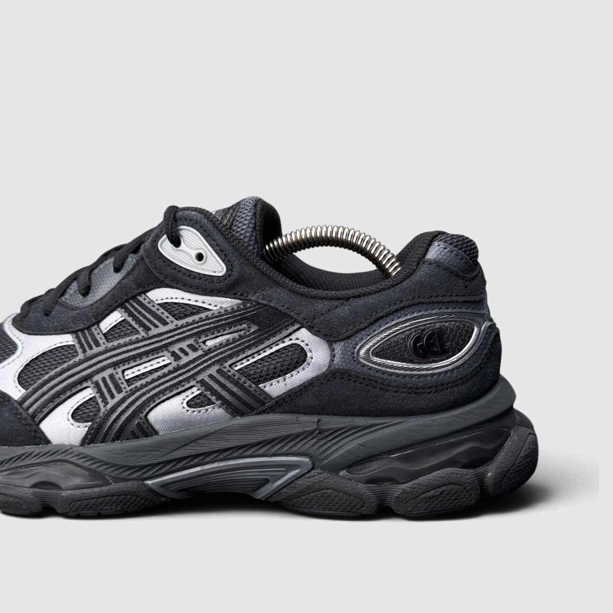 Asics Gel-Nyc 2.0, buty sportowe męskie w bardzo dobrym stanie rozmiar 42, detal