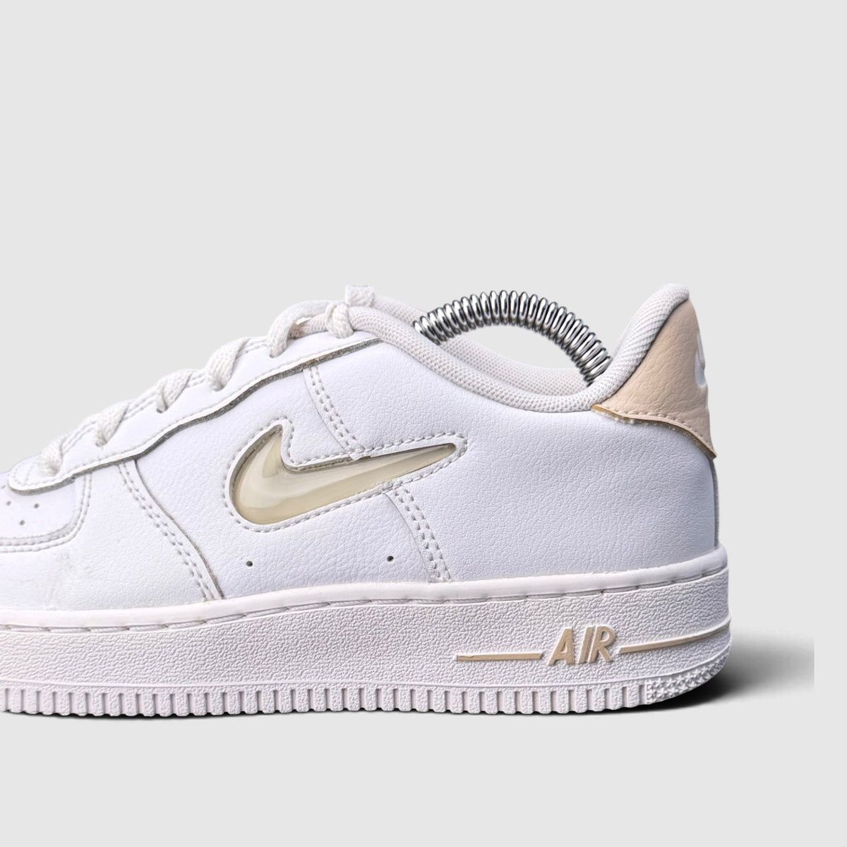 Nike Air Force 1 Low Jewel White Pale Ivory, buty sportowe damskie w bardzo dobrym stanie rozmiar 37.5, boczny profil, prawa strona