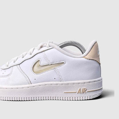 Nike Air Force 1 Low Jewel White Pale Ivory, buty sportowe damskie w bardzo dobrym stanie rozmiar 37.5, boczny profil, prawa strona