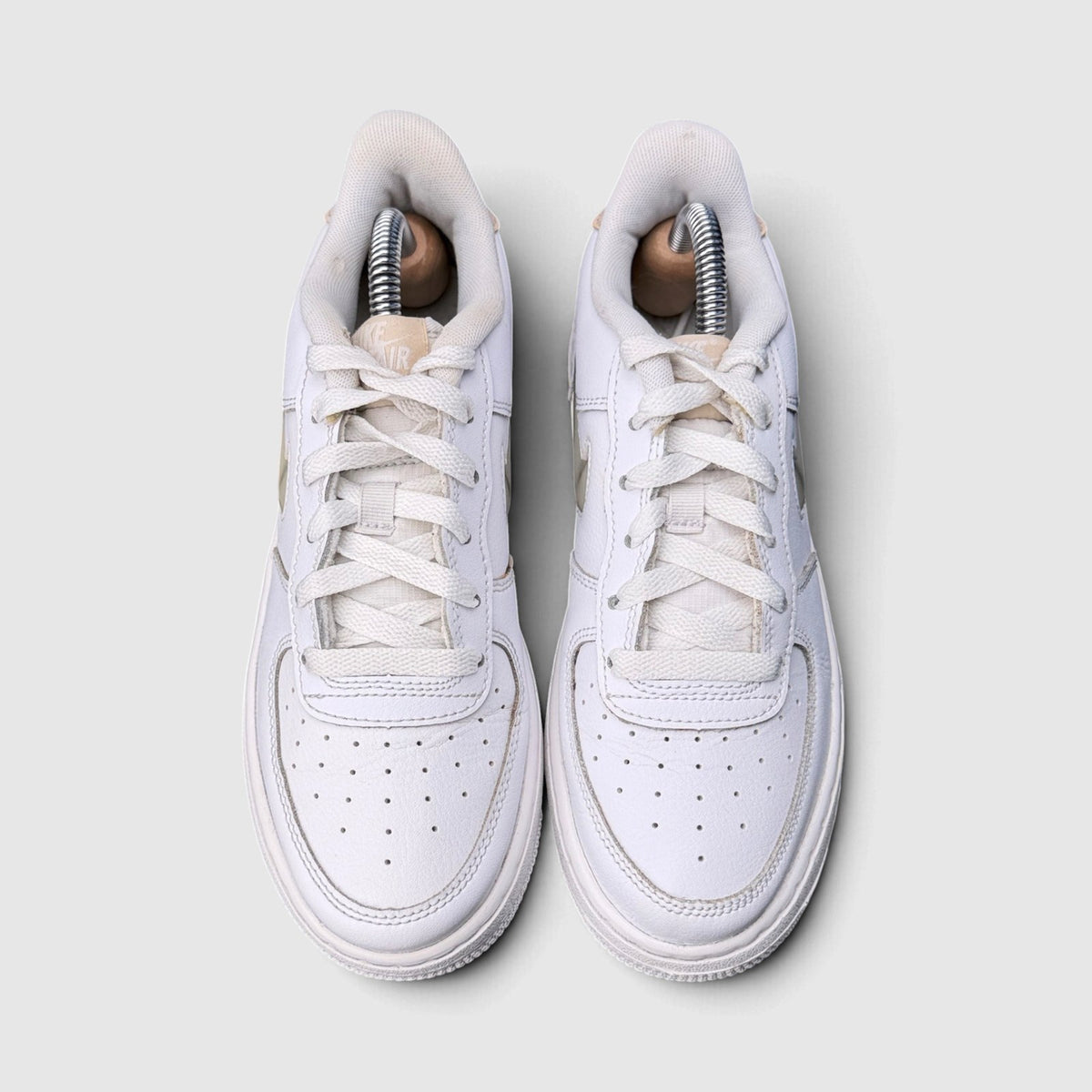 Nike Air Force 1 Low Jewel White Pale Ivory, buty sportowe damskie w bardzo dobrym stanie rozmiar 37.5, widok z góry