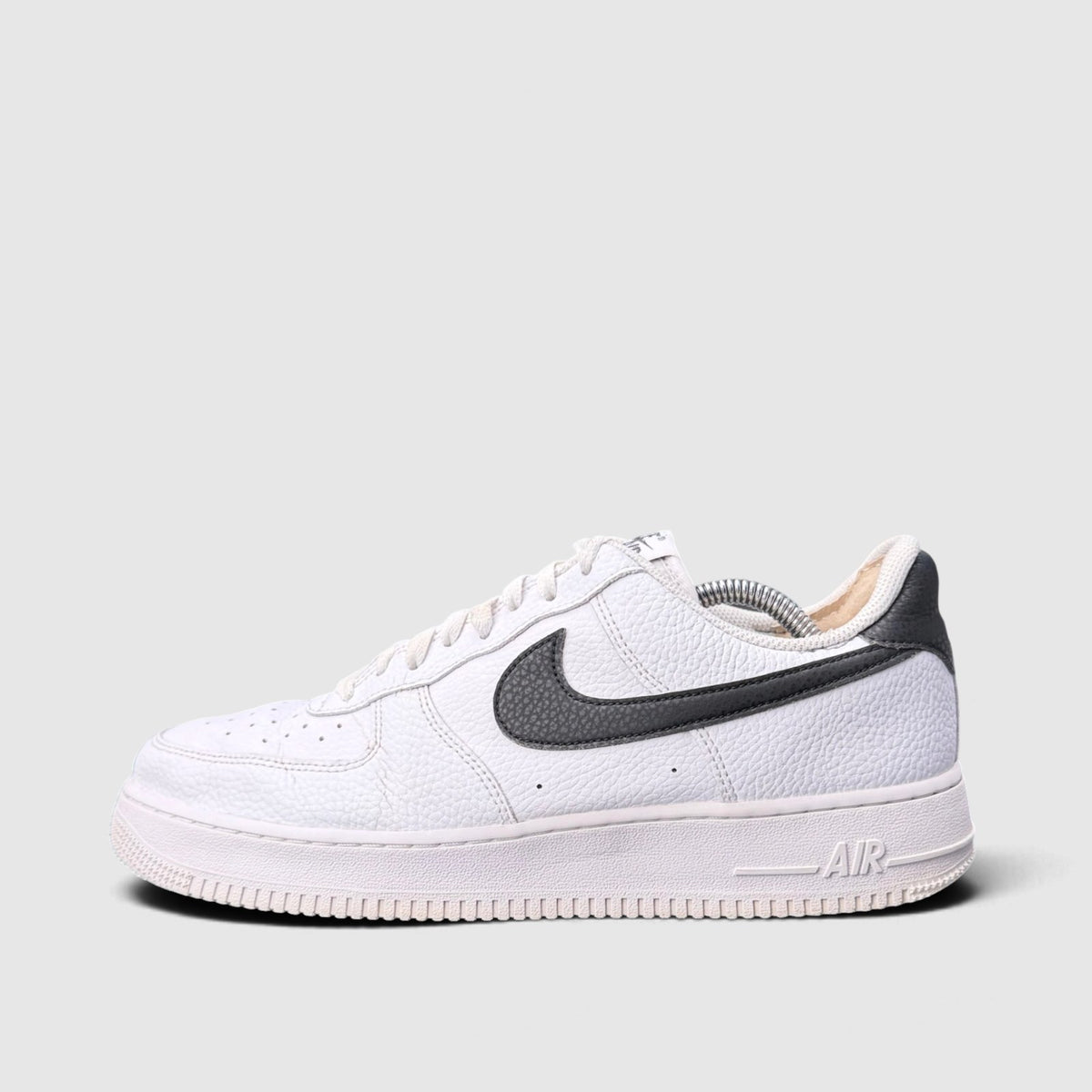 Nike Air Force 1 Low White/Black, buty sportowe męskie w bardzo dobrym stanie rozmiar 45, boczny profil, lewa strona