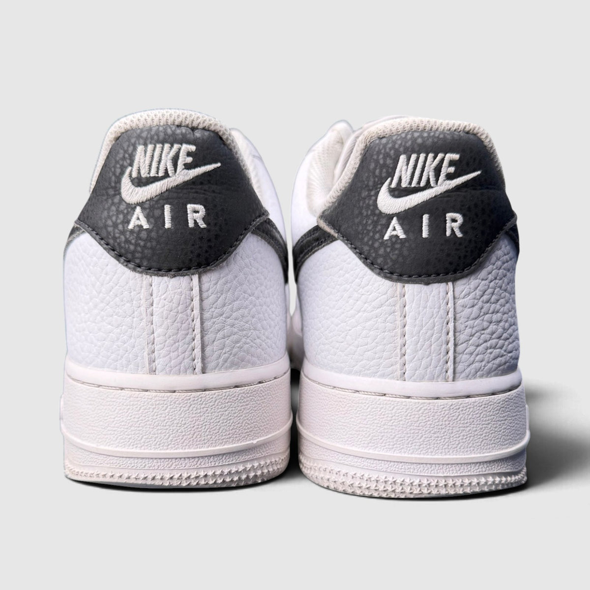 Nike Air Force 1 Low White/Black, buty sportowe męskie w bardzo dobrym stanie rozmiar 45, widok z tyłu