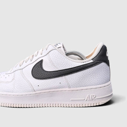 Nike Air Force 1 Low White/Black, buty sportowe męskie w bardzo dobrym stanie rozmiar 45, boczny profil, prawa strona