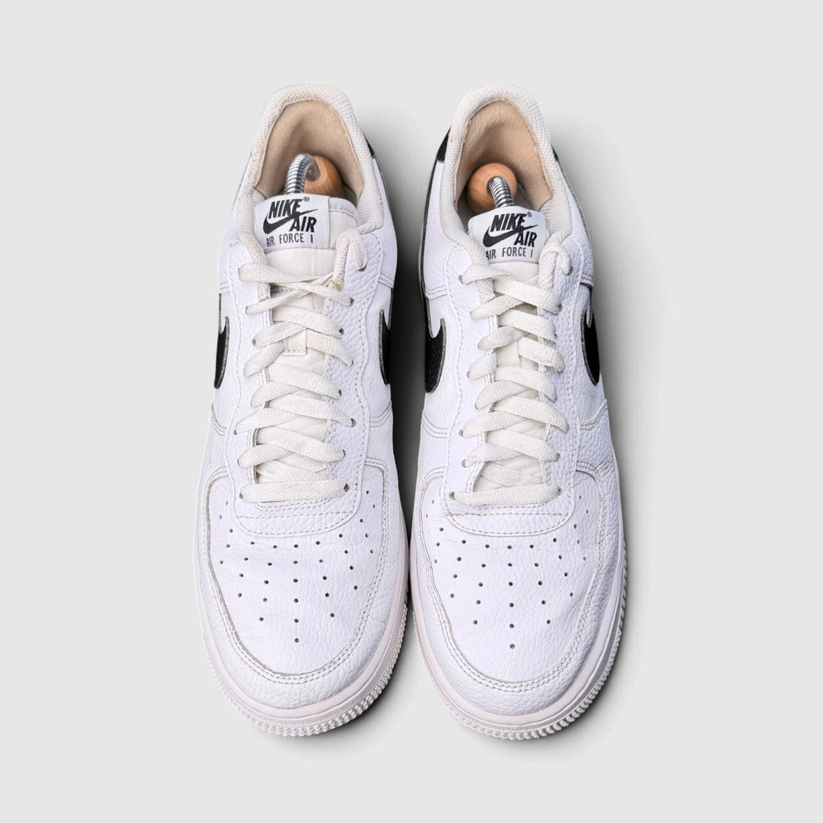Nike Air Force 1 Low White/Black, buty sportowe męskie w bardzo dobrym stanie rozmiar 45, widok z przodu