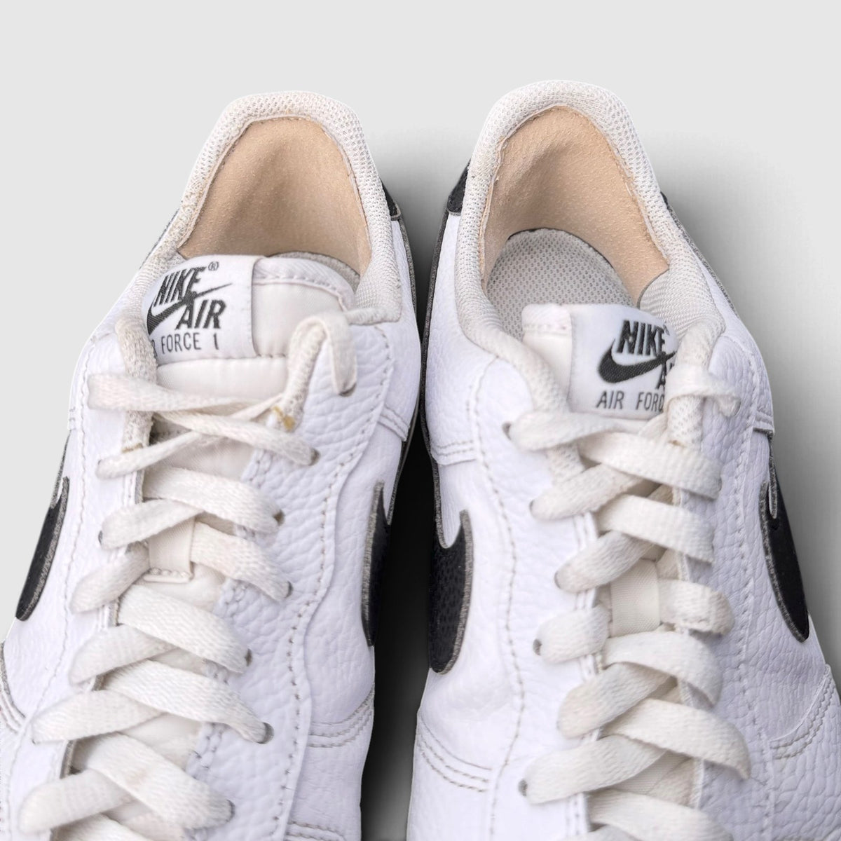 Nike Air Force 1 Low White/Black, buty sportowe męskie w bardzo dobrym stanie rozmiar 45, język buta
