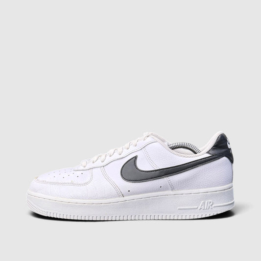 Nike Air Force 1 '07 Low, buty sportowe męskie w dobrym stanie rozmiar 44, boczny profil, lewa strona