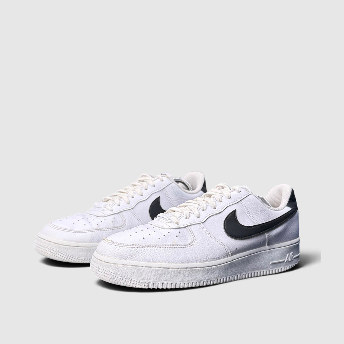 Nike Air Force 1 '07 Low, buty sportowe męskie w dobrym stanie rozmiar 44, para butów