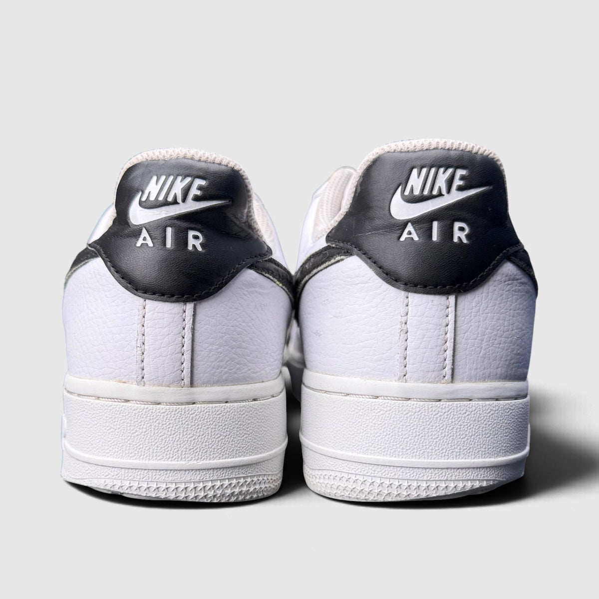 Nike Air Force 1 '07 Low, buty sportowe męskie w dobrym stanie rozmiar 44, widok z tyłu