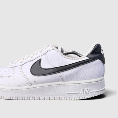 Nike Air Force 1 '07 Low, buty sportowe męskie w dobrym stanie rozmiar 44, boczny profil, lewa strona