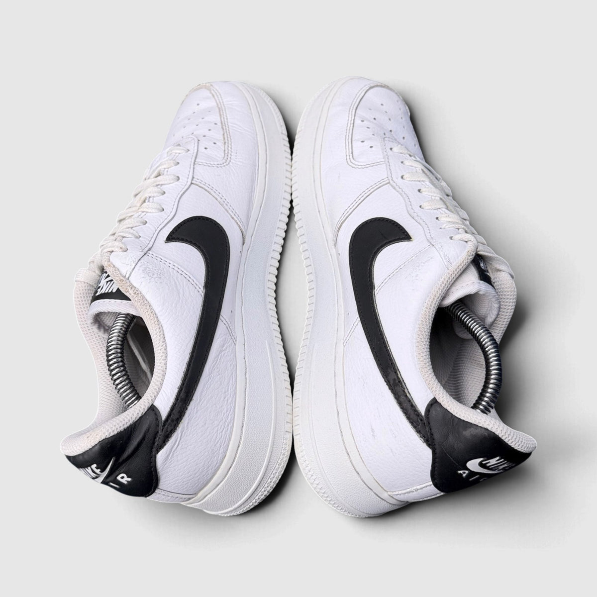 Nike Air Force 1 '07 Low, buty sportowe męskie w dobrym stanie rozmiar 44, widok z góry