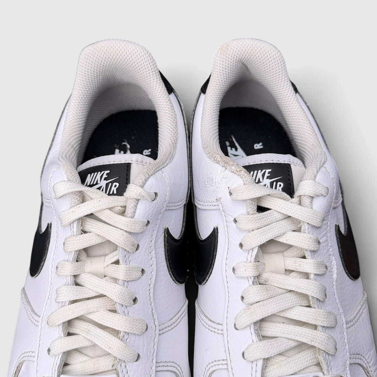 Nike Air Force 1 '07 Low, buty sportowe męskie w dobrym stanie rozmiar 44, widok z góry