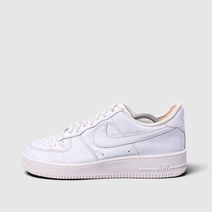 Nike Air Force 1 Low Triple White, buty sportowe męskie w bardzo dobrym stanie rozmiar 44, boczny profil, lewa strona